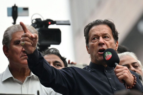 Пакистаны ерөнхий сайд асан эсэргүүцлийн жагсаалын үеэр буудуулсны улмаас хөлдөө шархдав