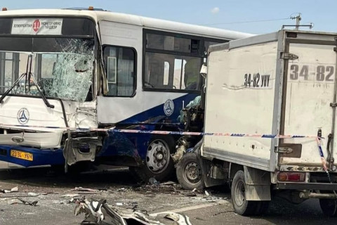 Автобус, ачааны машинтай мөргөлдөж, 2 хүн газар дээрээ нас баржээ