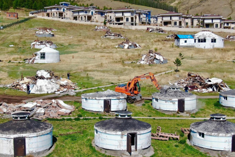 Богдхан уулын Дугуй цагаан орчмын 49 шавар гэрийг буулгаж эхэллээ