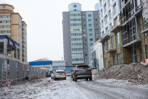 Газрын хэмжээгээ хэтрүүлсэн аж ахуйн нэгжийн хашааг албадан чөлөөллөө