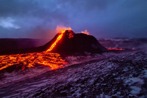 Галт уулын лава урссаны улмаас исландын алдарт халуун рашаан руу явдаг зам хаагджээ
