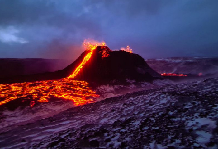 Галт уулын лава урссаны улмаас исландын алдарт халуун рашаан руу явдаг зам хаагджээ