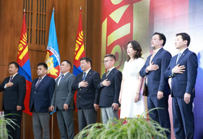 Монгол Улсын Их Хурлын гишүүний үнэмлэх гардууллаа