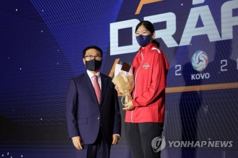 Монгол охиныг Солонгосын волейболын лигийн драфтын нэгээр сонголоо
