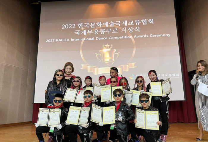 Монгол хүүхдүүд олон улсын бүжгийн тэмцээнээс АЛТАН МЕДАЛЬ хүртлээ