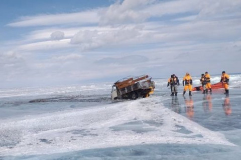 Мөсөнд цөмөрсөн 18 тээврийн хэрэгслийг татан гаргаж, 35 иргэний амь насыг АВРАН ХАМГААЛЛАА