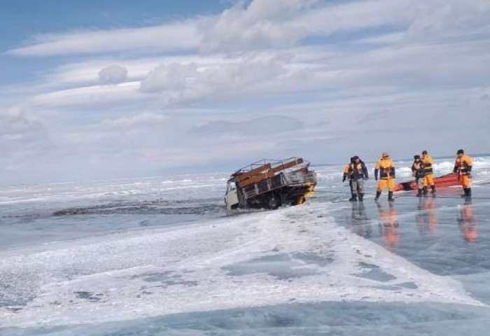 Мөсөнд цөмөрсөн 18 тээврийн хэрэгслийг татан гаргаж, 35 иргэний амь насыг АВРАН ХАМГААЛЛАА