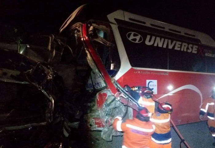 Өмнөговь-Улаанбаатар чиглэлд зорчиж явсан автобус ачааны автомашинтай мөргөлджээ