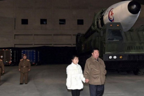 Хойд Солонгосын удирдагч Ким Жон Ун охиноо олны өмнө гаргалаа