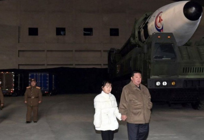 Хойд Солонгосын удирдагч Ким Жон Ун охиноо олны өмнө гаргалаа