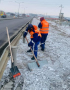 “Хот тохижилтын газар“-ын 380 гаруй ажилтан 61 техник хэрэгсэлтэй уртасгасан цагаар ажиллаж, зам талбайн цас, мөсийг цэвэрлэж байна