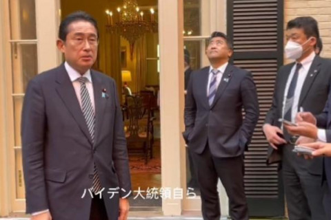 Гараа халаасандаа хийсэн Японы дипломатч шүүмжлүүлэв