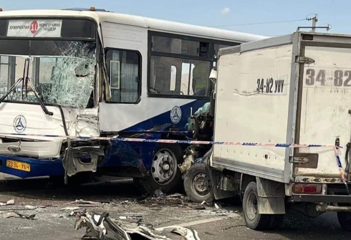 Автобус, ачааны машинтай мөргөлдөж, 2 хүн газар дээрээ нас баржээ